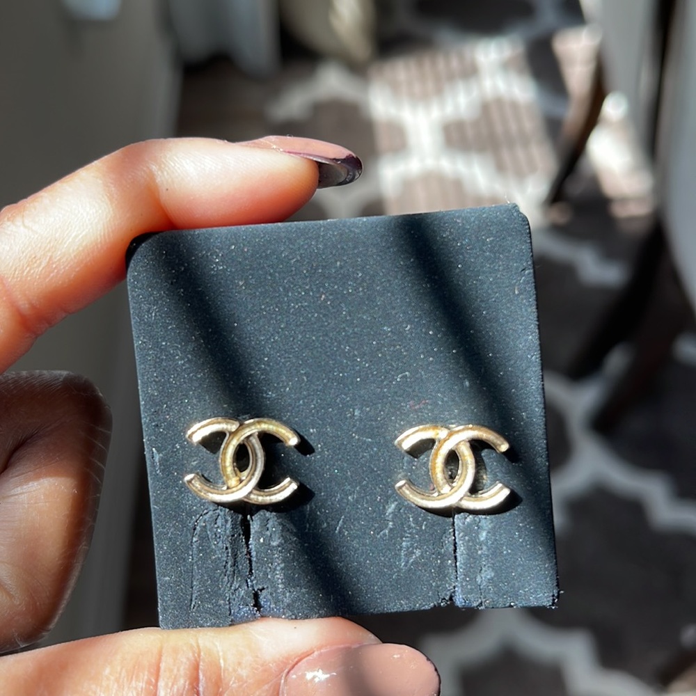 Chanel Gold & White A 15p Gold Tone Cc Pierce Earrings 11ck311s - Picture 8 of 15
